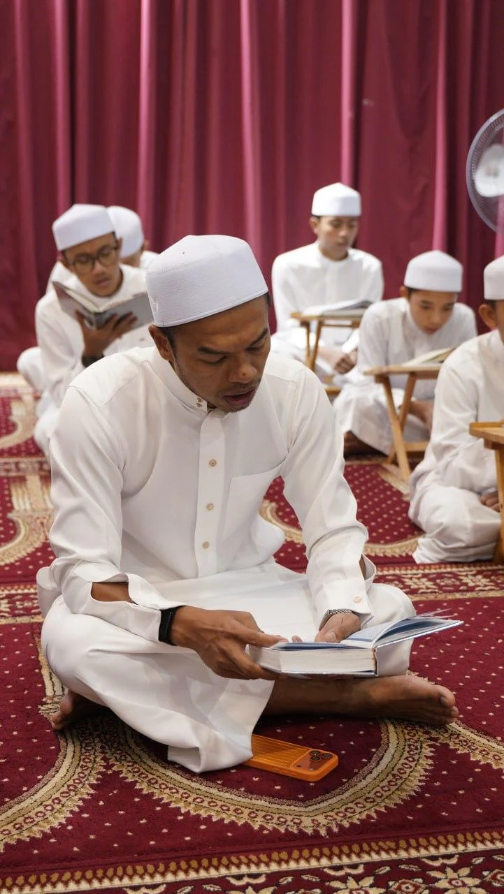 Peserta membaca Al-Quran semasa Majlis Khatam Quran Ramadan 2026