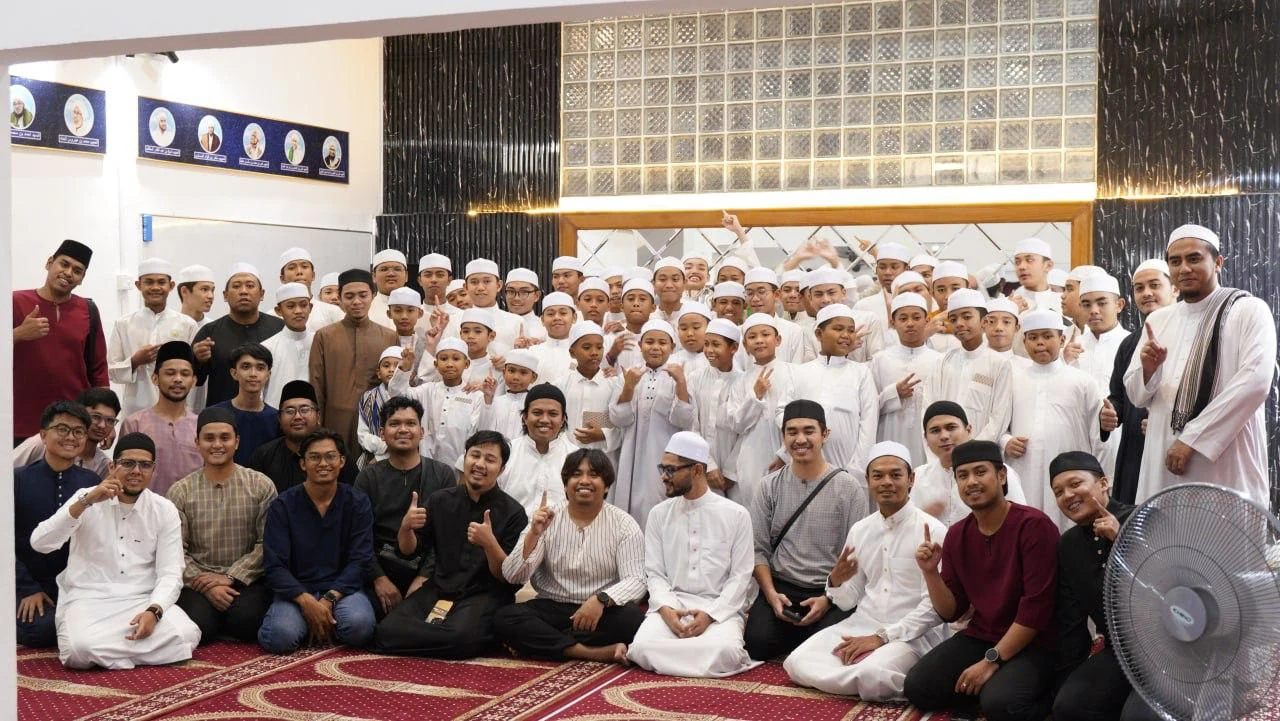 Peserta Majlis Khatam Quran bersama pelajar Maahad Tahfiz Darul Hidayah